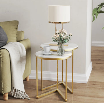 table basse moderne marbre blanc doré tasses vase serviette plante minimaliste deux pièces