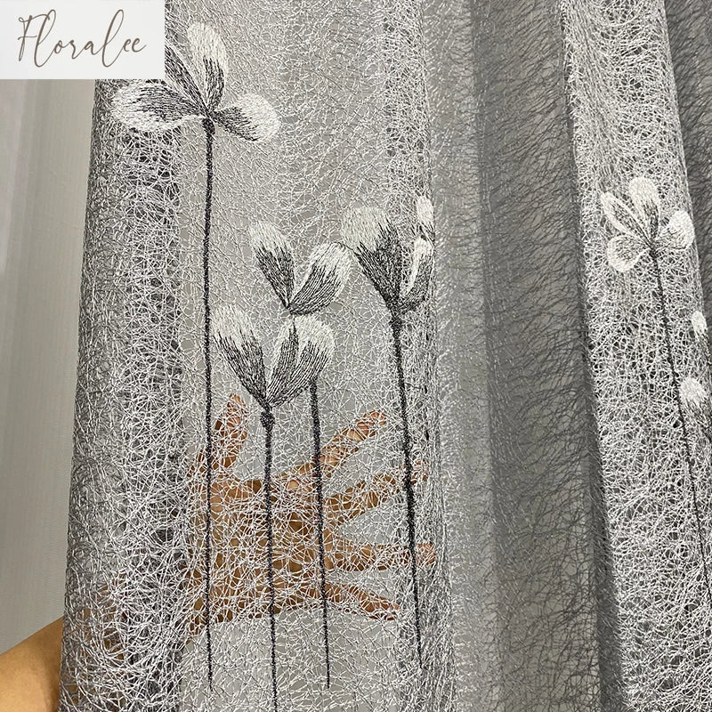 rideau gris clair semi transparent motif fleurs blanches moderne salon chambre fenêtre maison