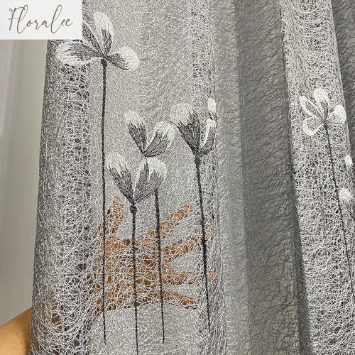 rideau gris clair semi transparent motif fleurs blanches moderne salon chambre fenêtre maison