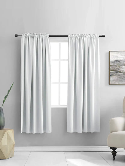 Élégants rideaux argentés comme traitement de fenêtre, apportant une touche de luminosité et de raffinement à la décoration intérieure. Image parfaite pour illustrer des idées de décoration avec des rideaux couleur argent.