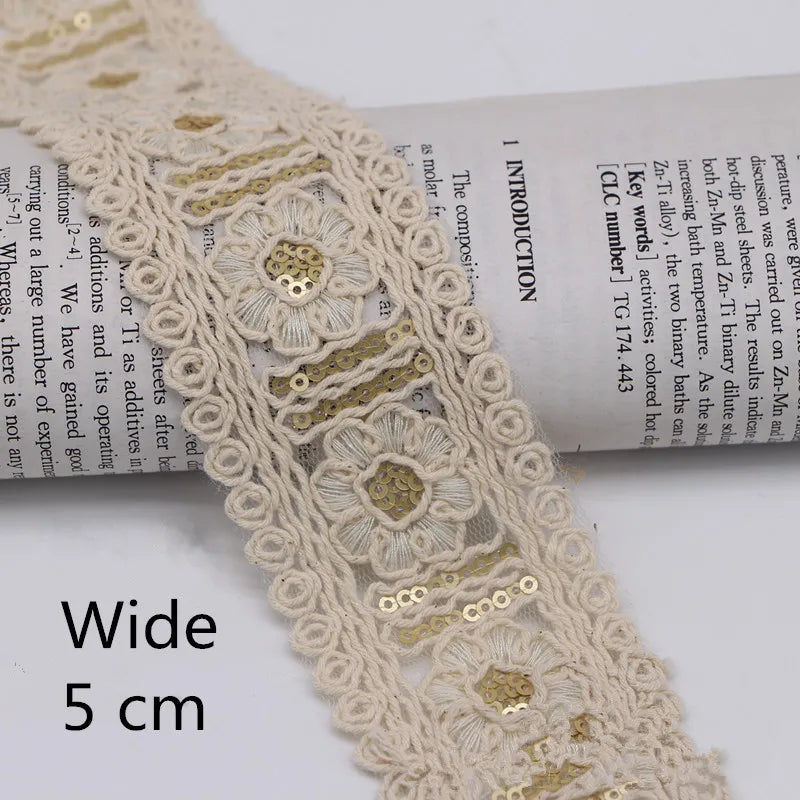 ruban dentelle ornements floraux sequins dorés beige clair classique élégant 4.5cm polyester