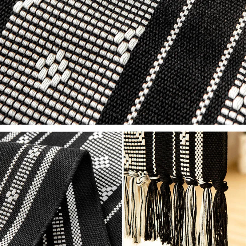Texture et motifs géométriques monochromes dans des tons de noir et blanc, créant une impression de profondeur et de dynamisme sur ce tissu.