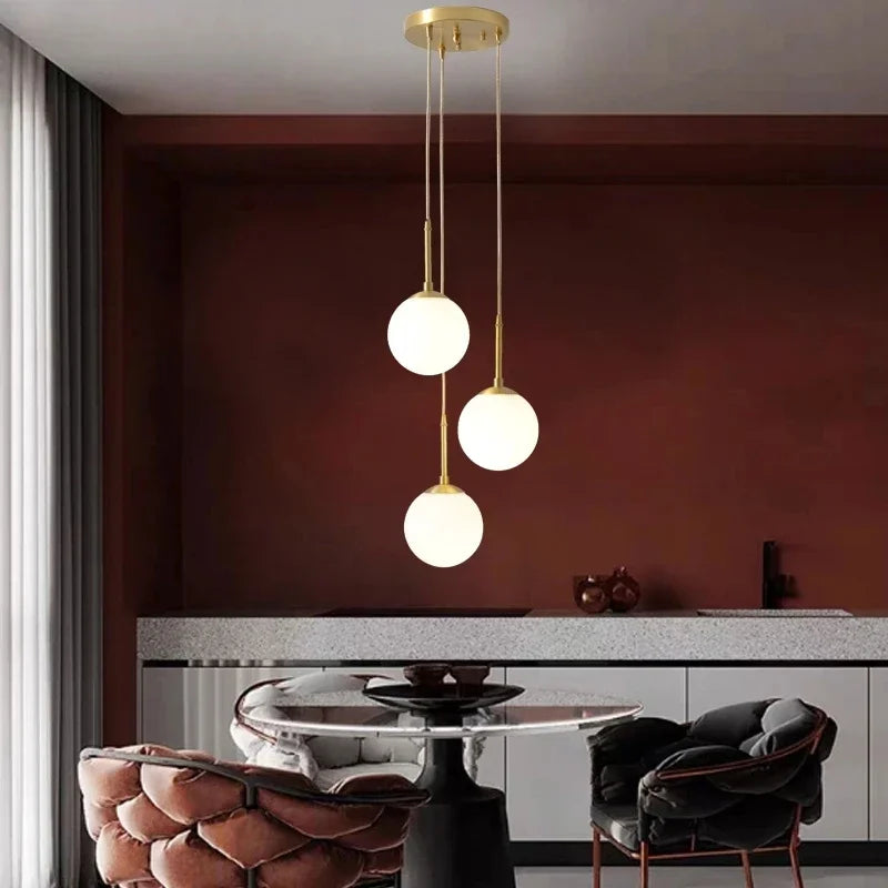 suspension lumineuse moderne or blanc sphères translucides pièces structure métal doré