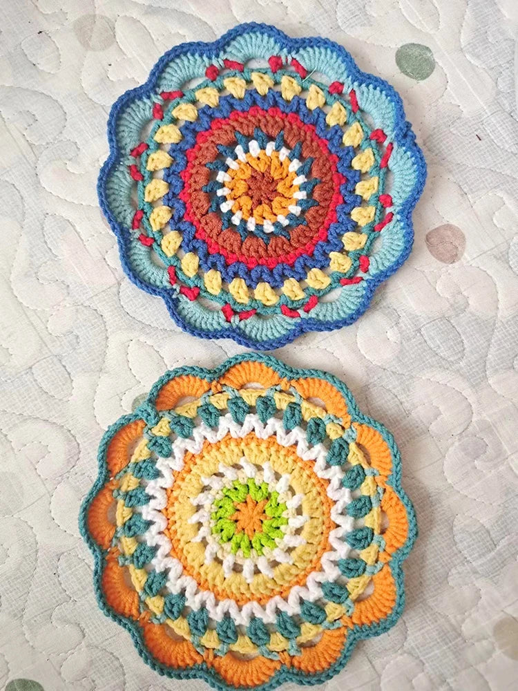 serviettes table crochet motif circulaire couleurs vives main d'oeuvre artisanale pastoral annuel arrière rouleau