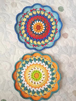 serviettes table crochet motif circulaire couleurs vives main d'oeuvre artisanale pastoral annuel arrière rouleau