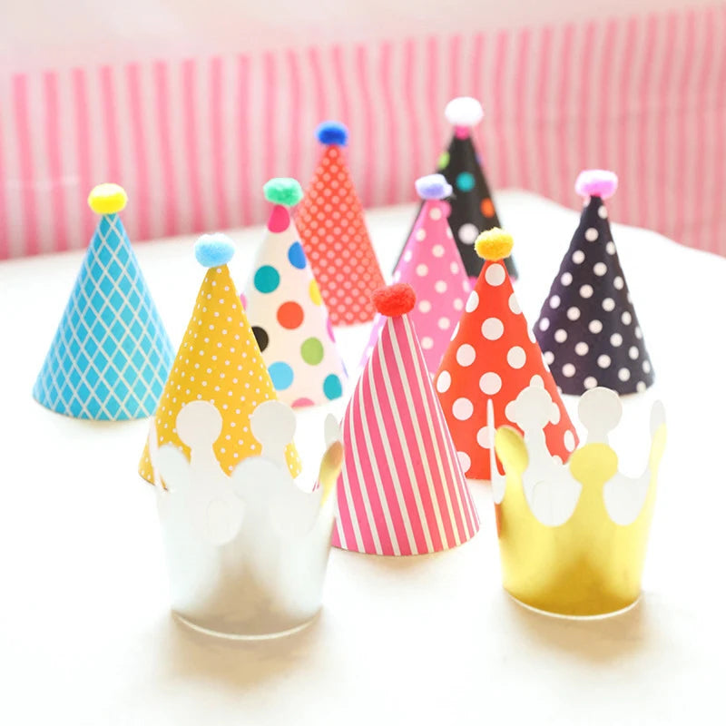 chapeaux fête anniversaire pois rayures motifs géométriques noir blanc rose rouge jaune bleu festive