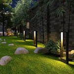 lampe led solaire moderne noire ip65 waterproof éclairage extérieur autonomie fixations inclusées
