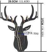 Tête de cerf murale assemblée sur un mur de salon élégant