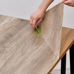 Détail du relief et texture bois du papier peint adhésif