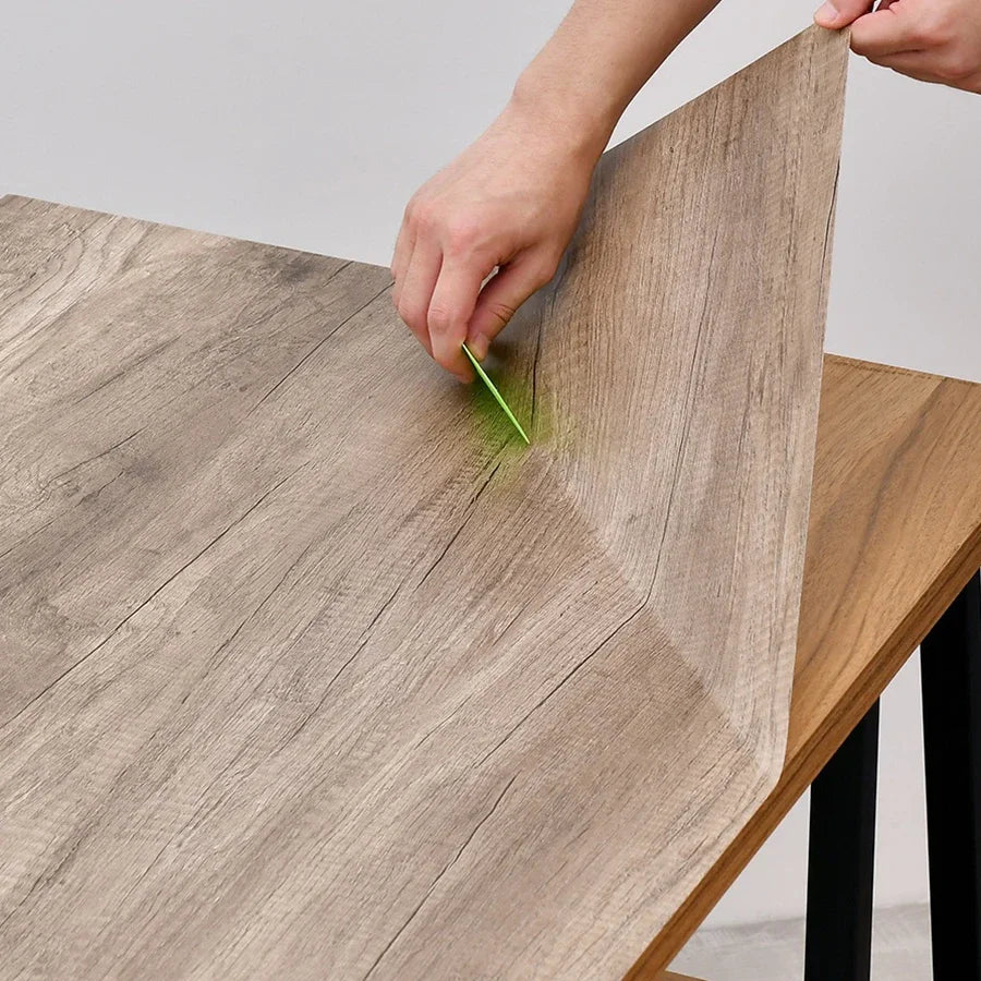 Détail du relief et texture bois du papier peint adhésif