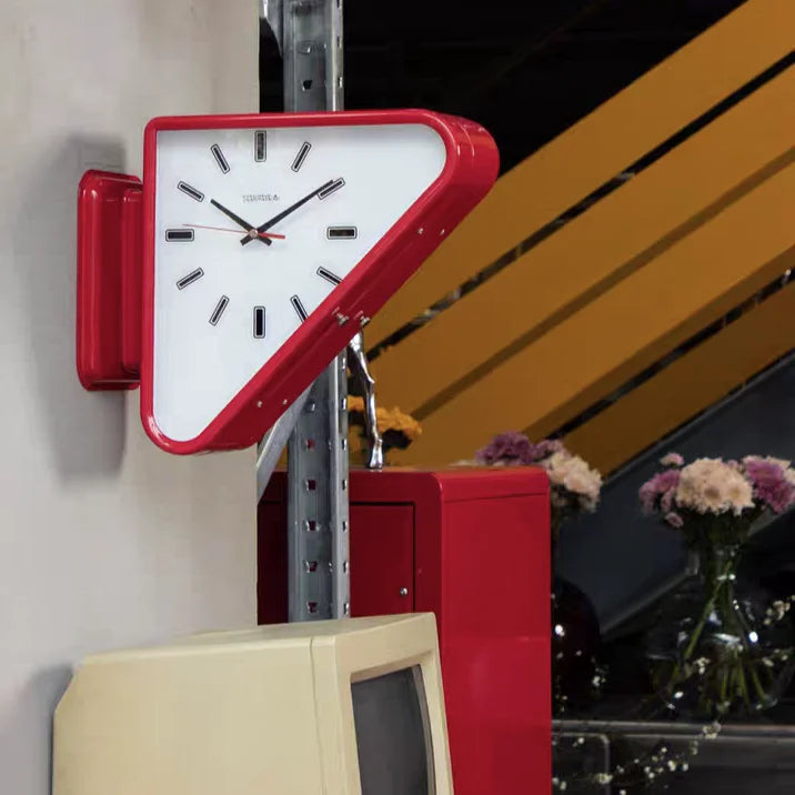 horloge murale vintage rétro argentée rouge noire fleurs métal perforé