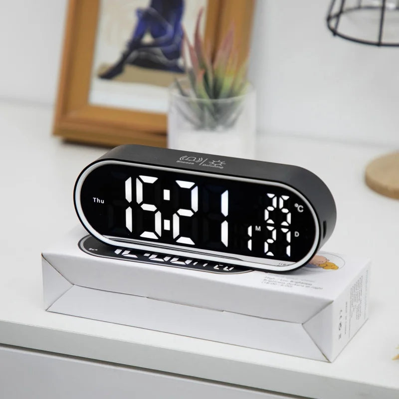 horloge numérique moderne écran led blanc noir vert compact rechargeable alarmes snooze acoustic control