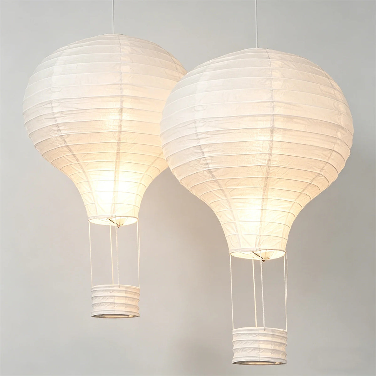 décoration moderne lampe suspendue forme montgolfière blanc rayures horizontales opalescentes chambre enfant anniversaire mariage