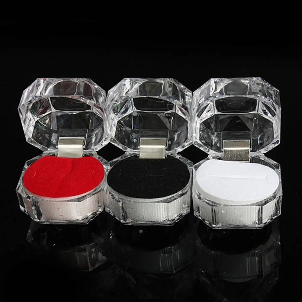boîte bijoux transparente facettée moderne adhésif poudre blanche rouge noire élégante internes