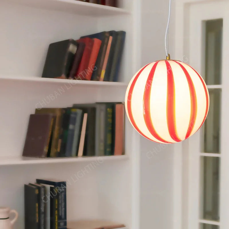 Suspension lumineuse moderne rayées horizontales blanc rouge verte pince dorée chambre salon étude