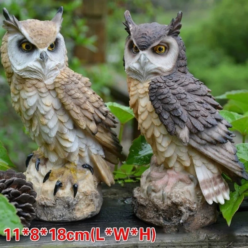 statue oiseau chouette plumes détaillées yeux jaunes couleur beige gris noir blanc