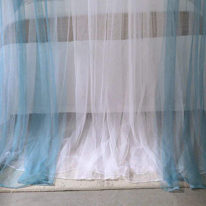 Rideau de fenêtre transparent aux nuances de bleu et de blanc, créant une atmosphère apaisante et délicate.