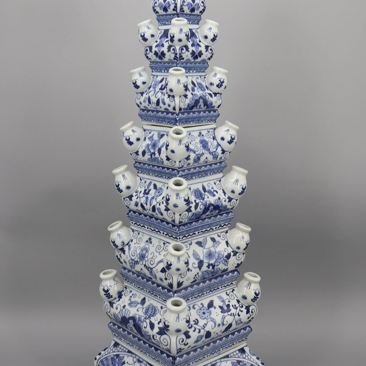 Un superbe vase orné de motifs floraux bleus et blancs complexes, dégageant une élégance classique et une finesse artisanale.