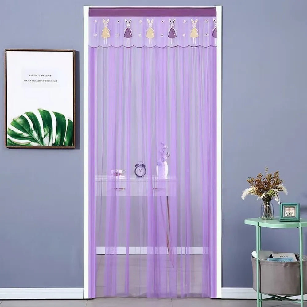 rideau porte decoratif rose violet turquoise personnages enfants plissures bordure motifs translucide enfantin barre