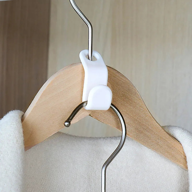 cintres suspension clips plastique moderne économie espace rangement chambre vêtements blanc bois naturel