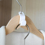 cintres suspension clips plastique moderne économie espace rangement chambre vêtements blanc bois naturel