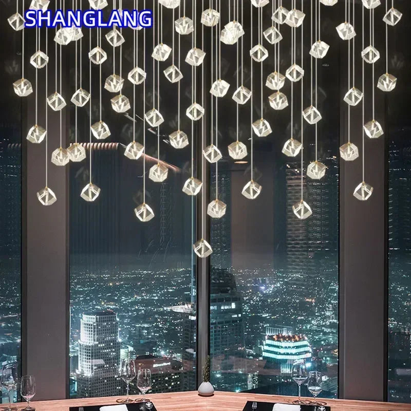 suspension lumineuse moderne transparente dorée facettes géométriques élégantes multiples lampes
