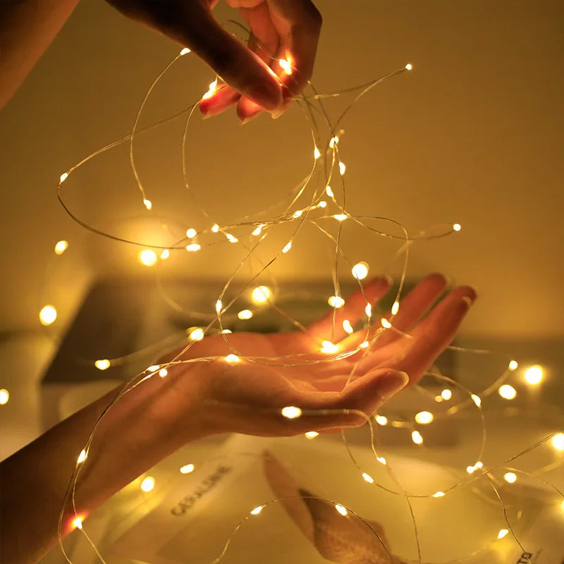 Guirlande lumineuse LED bleue sur une tête de lit