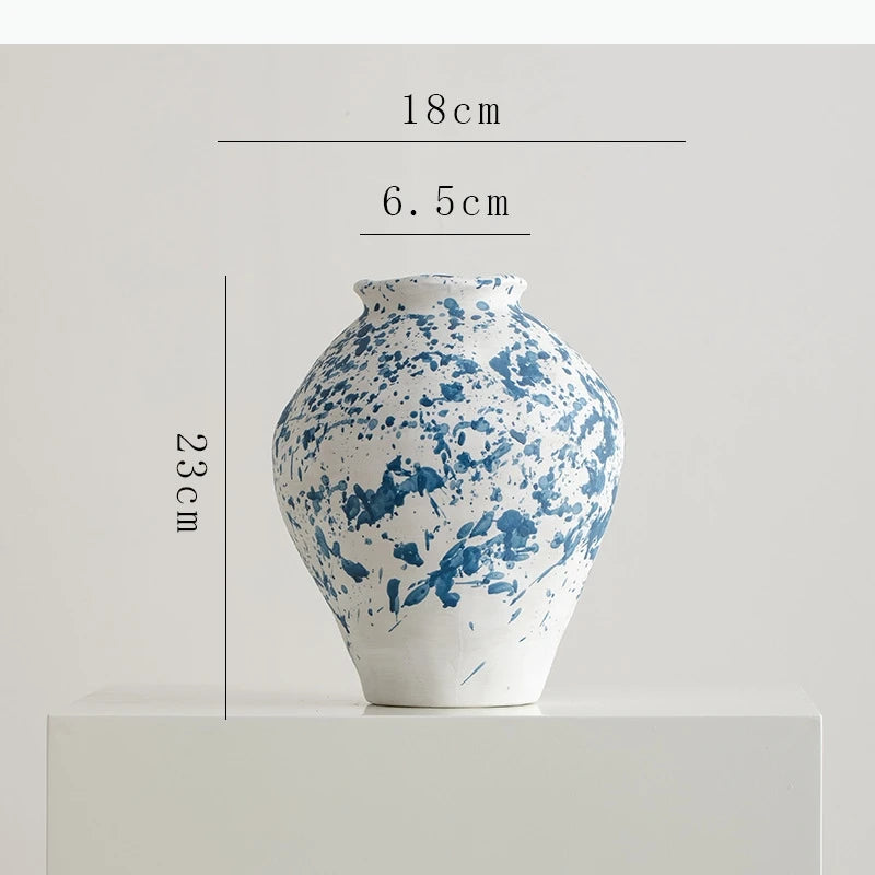 vase moderne blanc bleu rayures taches fleurs artificielles décoration intérieure unique table arrangement floral