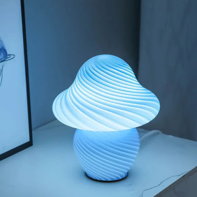 Lampe champignon LED allumée avec lumière chaude ambiance chambre