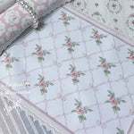 serviettes table rectangulaires fleurs roses classiques blanc rose pâle beige bleu clair bordure dentelée