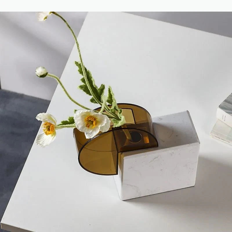 vase moderne marbre blanc veiné vase ambré translucide décoration table géométrique arrangement floral
