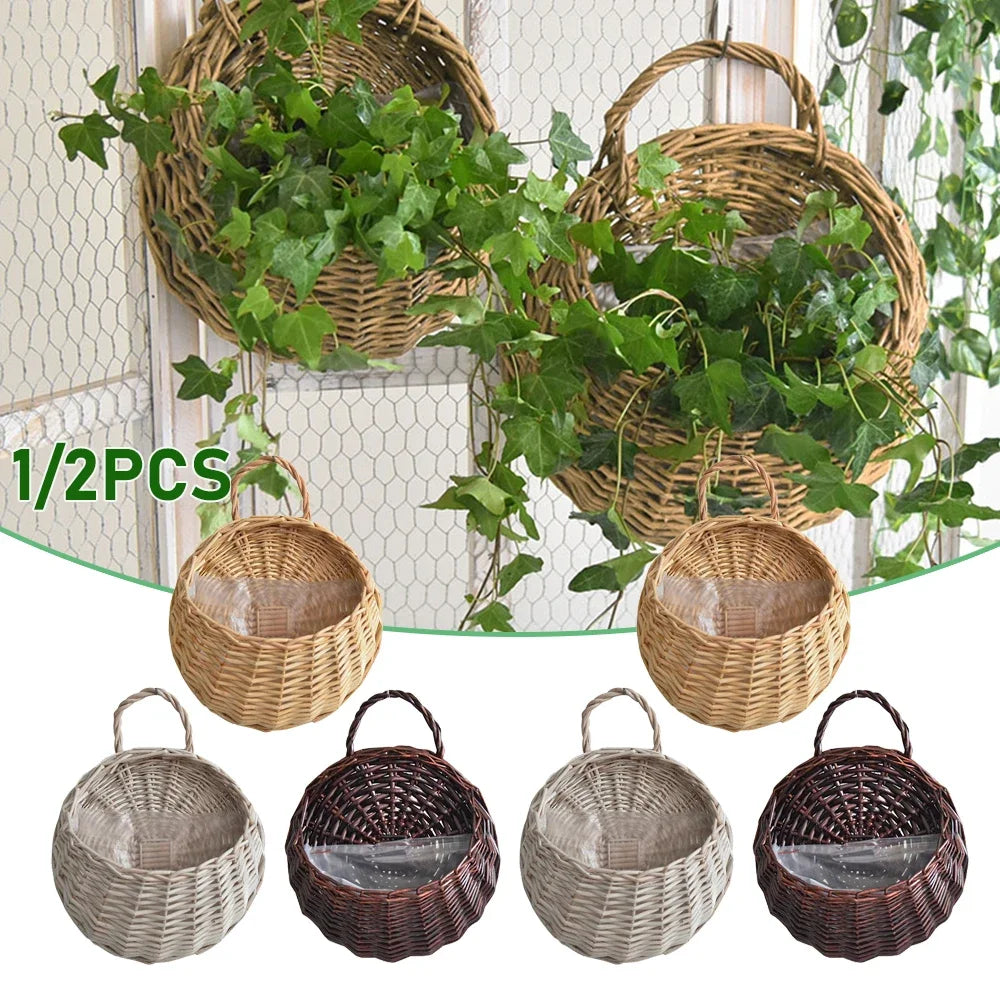 Panier mural en osier tissé main suspendu avec des plantes vertes