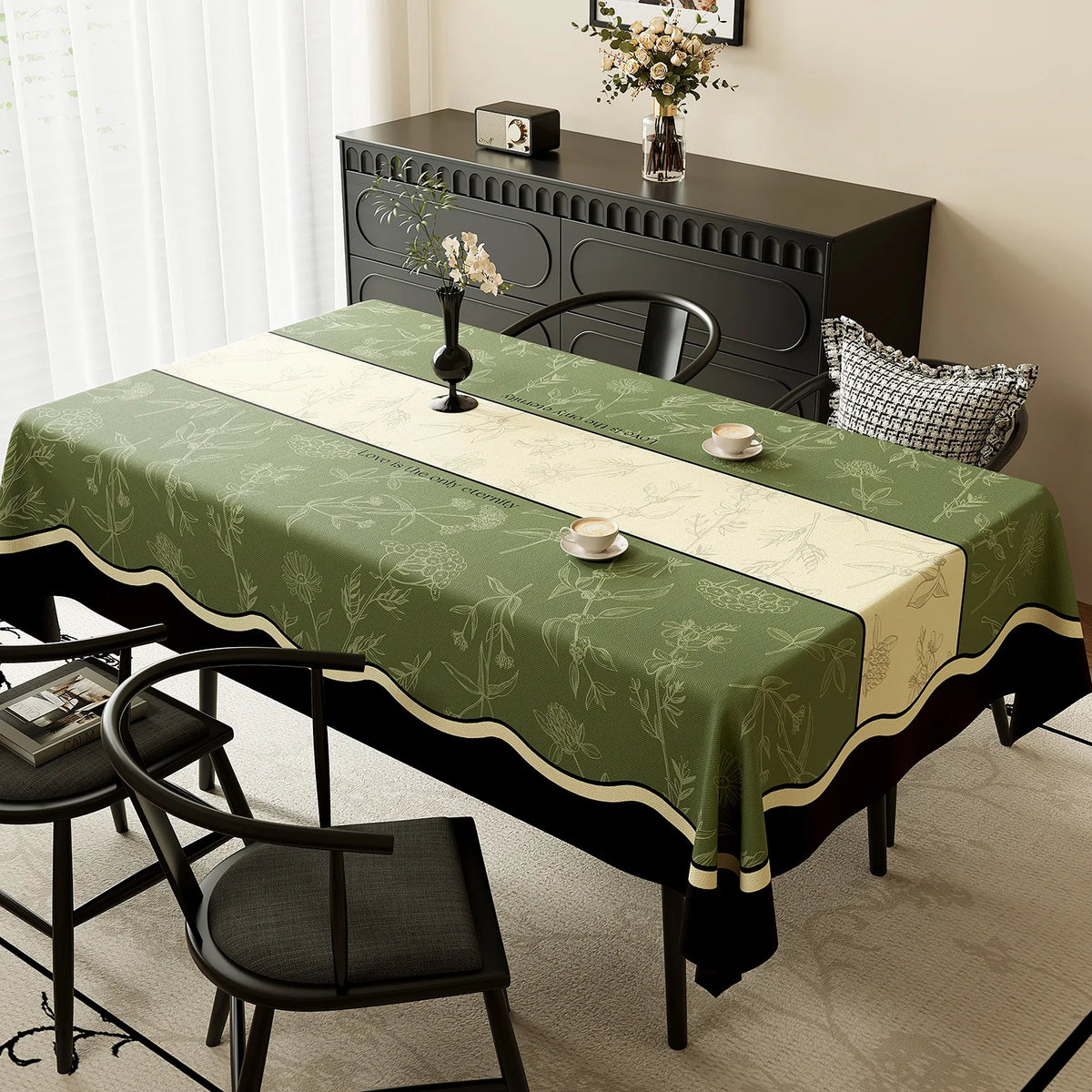 Élégante table de salle à manger avec un magnifique dessus de table orné de motifs floraux verts et beige, accompagné d'un meuble de rangement décoratif.