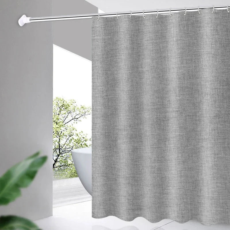 Rideau de douche gris élégant, idéal pour salle de bain moderne. Sa teinte sobre s'harmonise avec la décoration intérieure, offrant une touche de sophistication. Facile à installer avec sa tringle et ses anneaux inclus. Solution parfaite pour préserver l'intimité tout en embellissant l'espace.