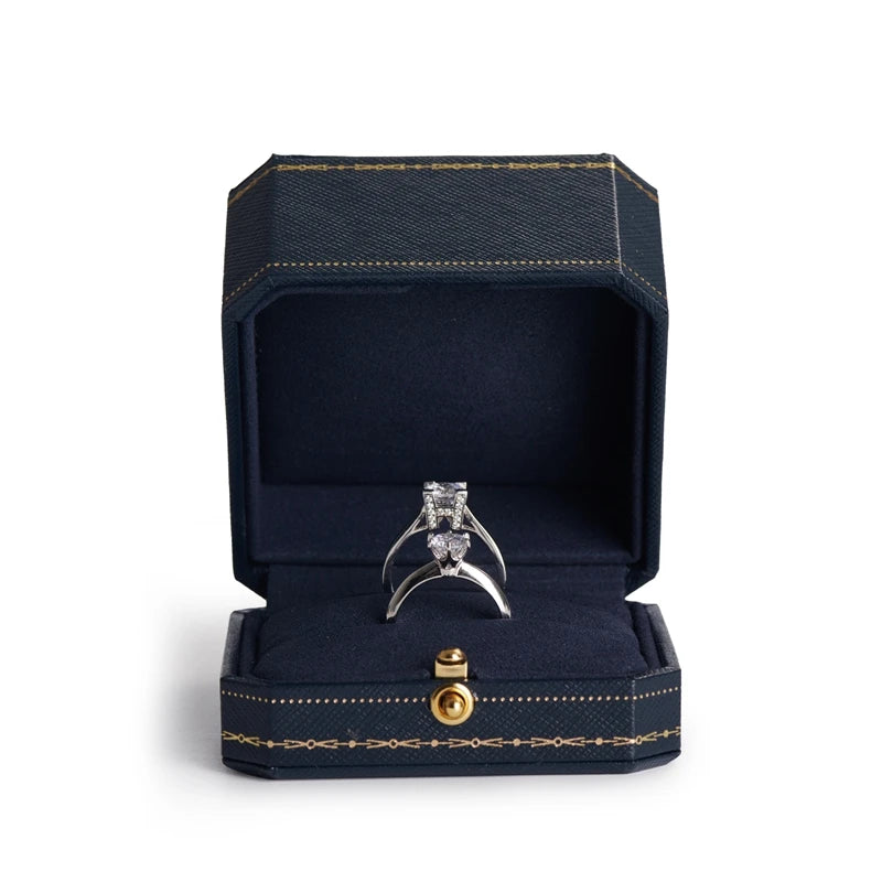 Détail du cuir PU et de la forme octogonale de la boîte à bijoux vintage bleu royal
