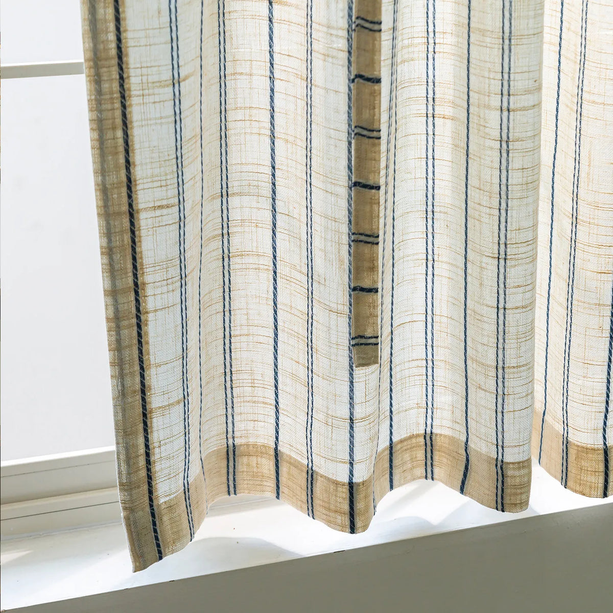 rideau semi transparent lin beige bleu marine rayures horizontales moderne rustique fenêtre salon thé