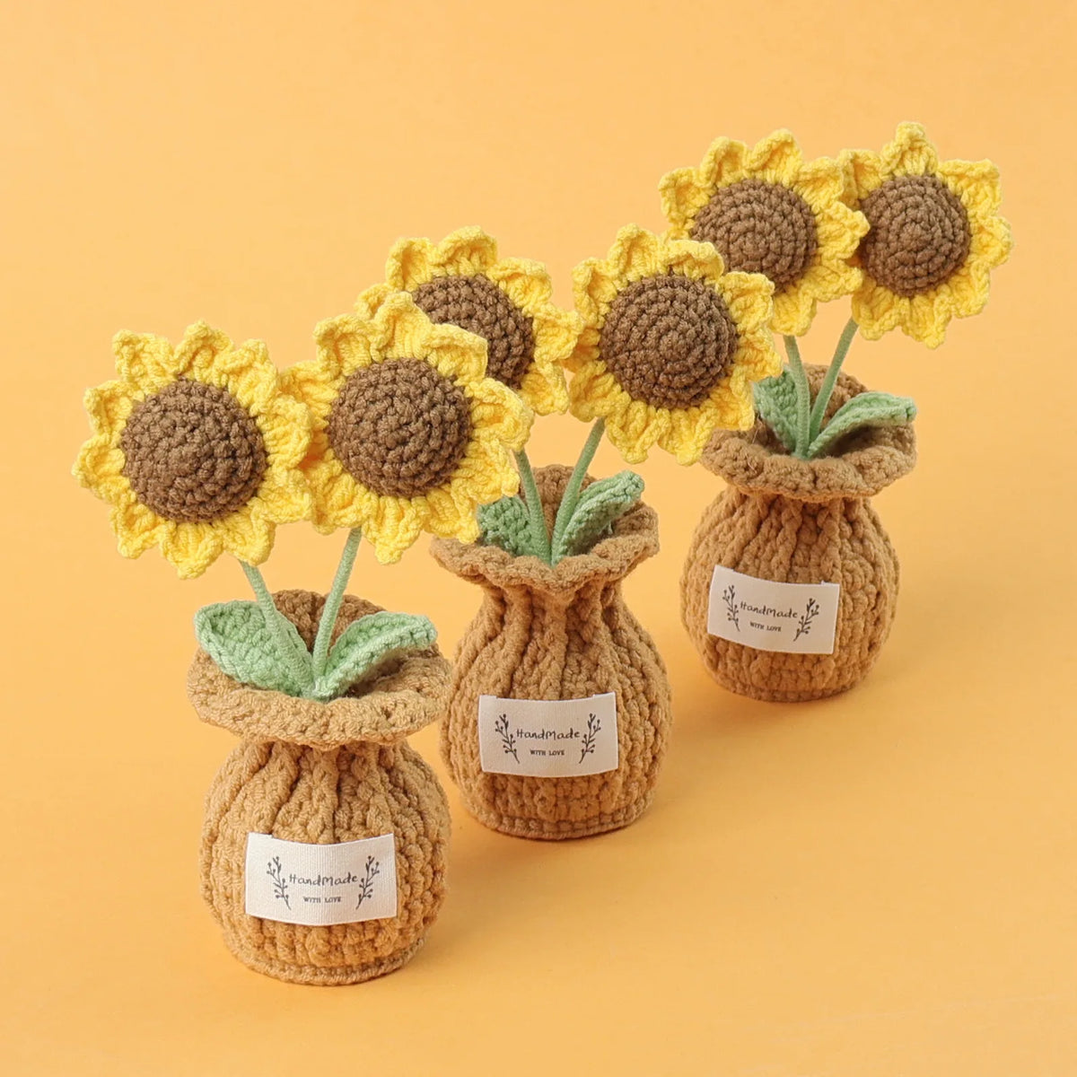 bouquet artificiel crocheté fleurs bleu rose jaune violet vase blanc décoration intérieure main ouvrière