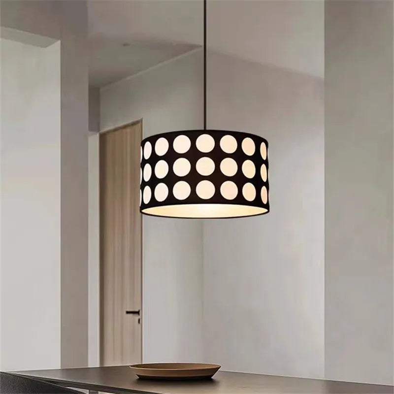 lampe suspendue moderne points blancs fond noir chaîne suspension salon manger led designintérieur