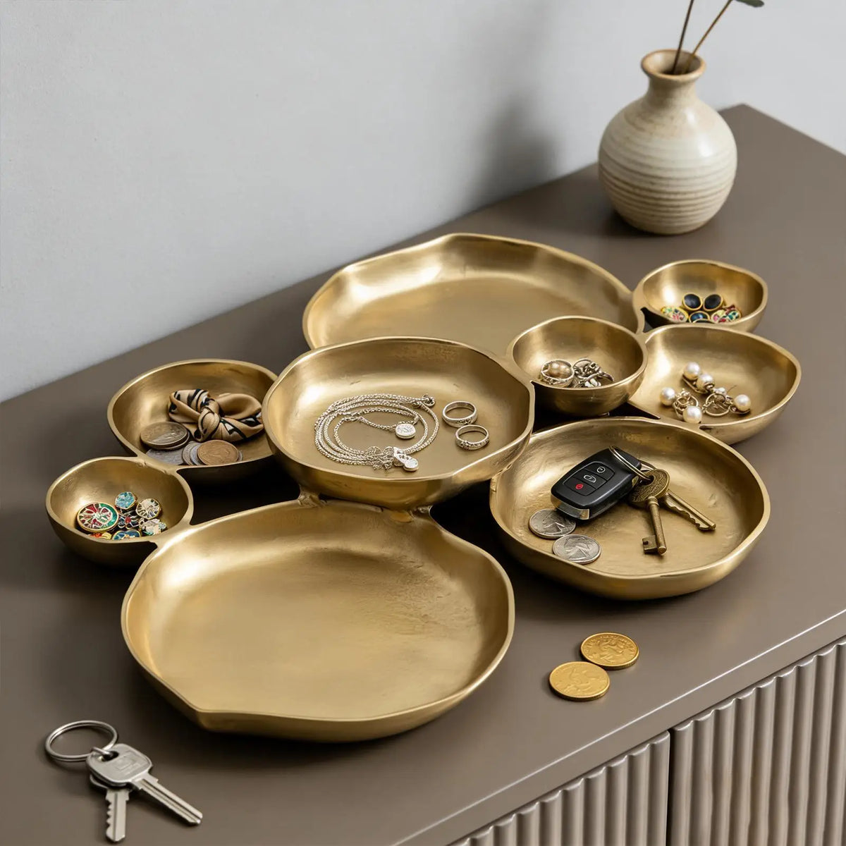 assiettes decoratives metal or blanc retro elegantes presentation desserts receptions