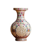 Vase décoratif en céramique ornée de motifs floraux et de filigranes ajourés, offrant une élégante combinaison de couleurs et de textures.