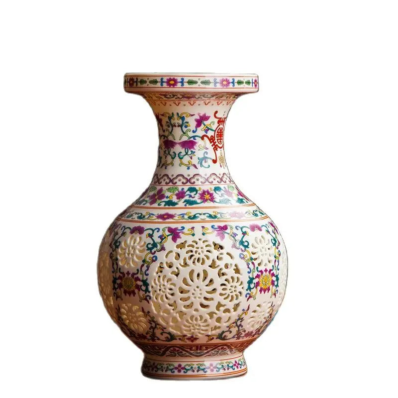 Vase décoratif en céramique ornée de motifs floraux et de filigranes ajourés, offrant une élégante combinaison de couleurs et de textures.