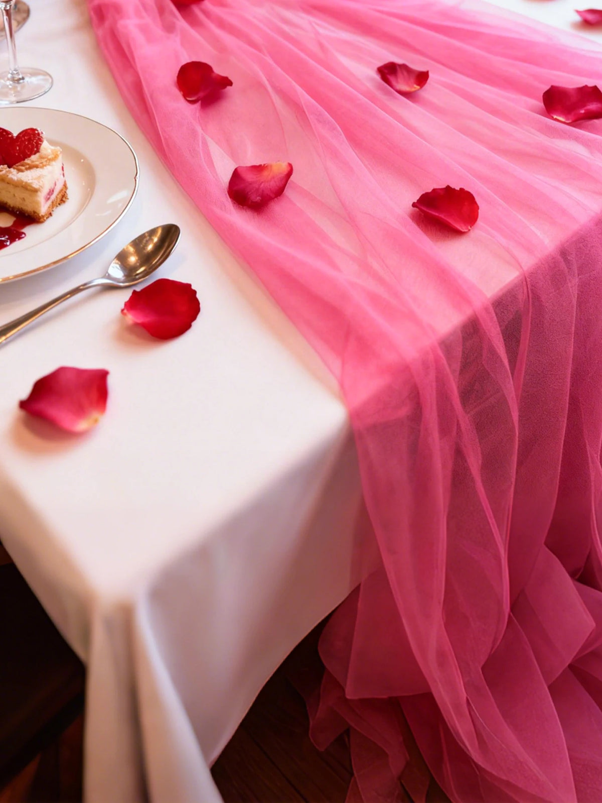 nappe tulle rose vif transparent motif floral coeurs deco saint valentin romantique festive occasions