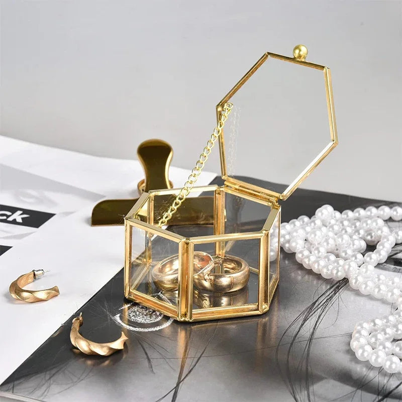 boîte bijoux hexagonale or transparente blanches bagues boucles dorees élégante coffret cadeau verre moderne