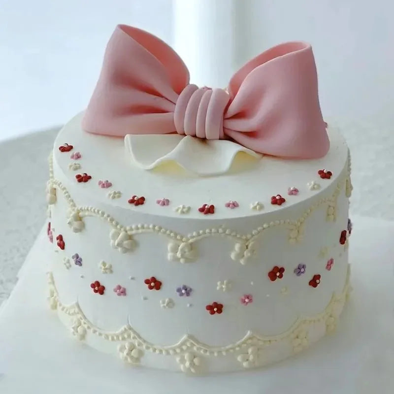 gâteau factice décoration mariage anniversaire noël valentin blanc rose rubans festive moderne
