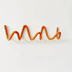 support mural crochets spirale moderne noir rouge orange argent blanc