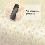 Appareil mobile posé sur un matériau perforé avec des particules antidérapantes à l'arrière.