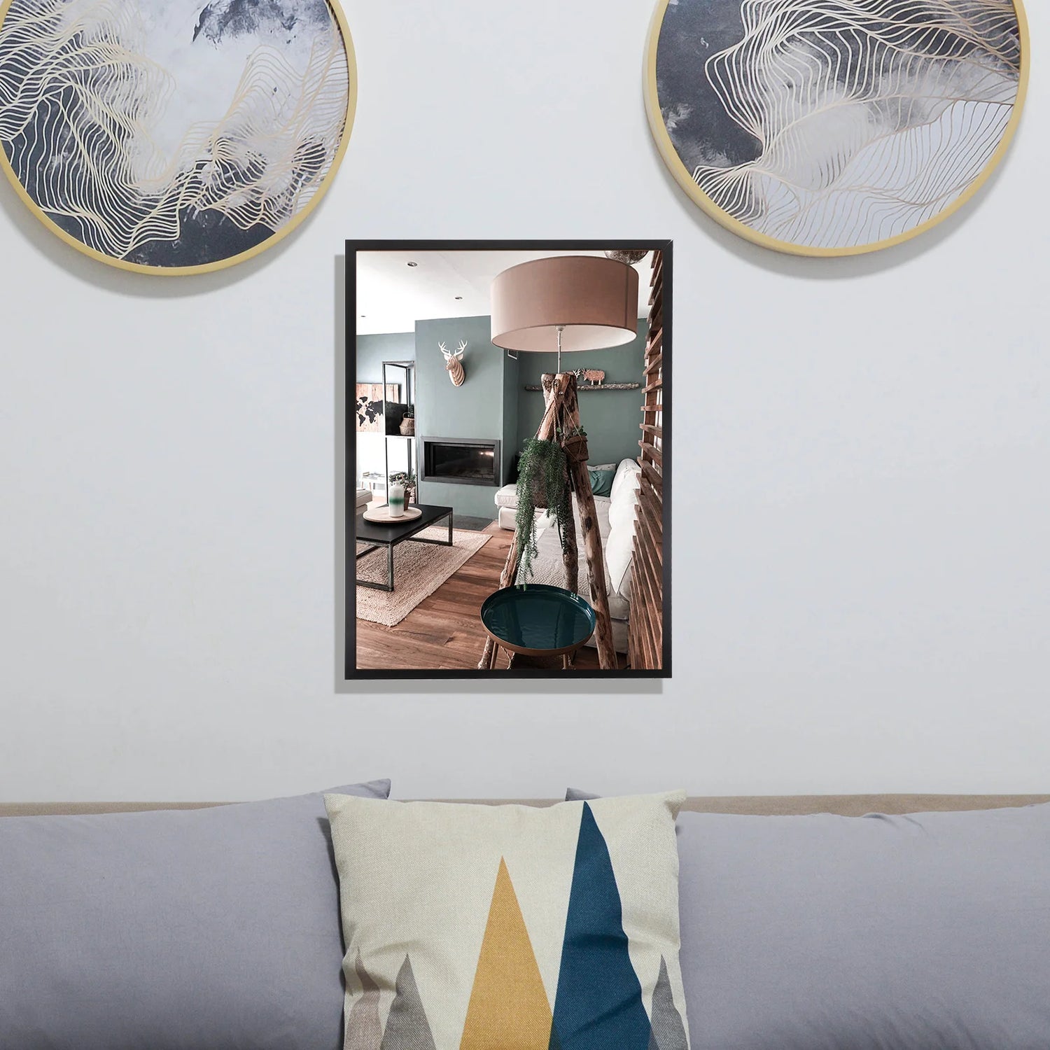 Cadre A3 noir accroché au mur avec une photo