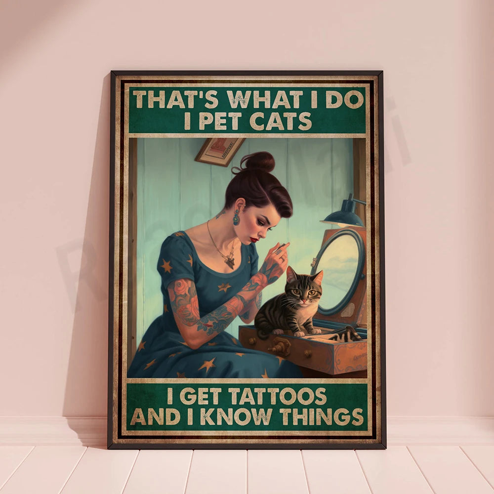 Une femme tatouée câline son chat sur une affiche qui déclare : "C'est ce que je fais, je câline des chats et je suis informée.