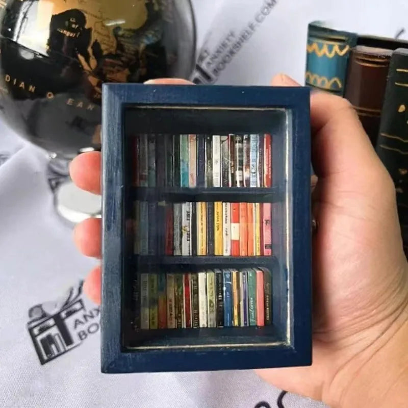 ornement décoration maison miniature bibliothèque livres couleur bois aspect vintage étagères transparent table decorative