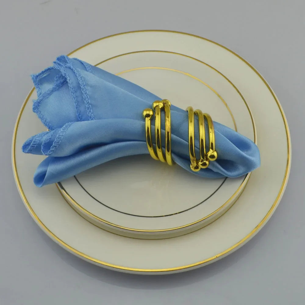 serviette table satin anneau doré mariage décoration table repas classique